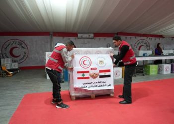 الهلال الأحمر المصري يشارك في إرسال شحنة بحرية بحمولة ألف طن من المساعدات الإنسانية إلى لبنان