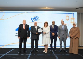 تكريم نور الزيني خلال مؤتمر إطلاق المرحلة الثانية من حملة «عيش وملح»