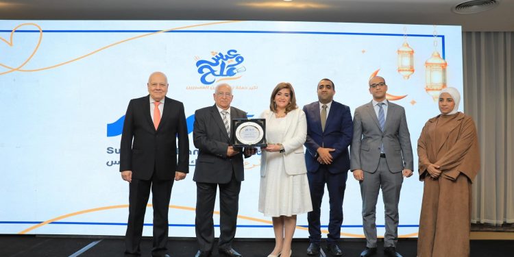 تكريم نور الزيني خلال مؤتمر إطلاق المرحلة الثانية من حملة «عيش وملح»