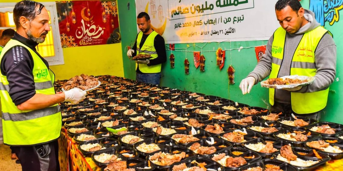 جمعية الأورمان عضو التحالف الوطني توزع كراتين مواد غذائية ووجبات إفطار ومنح مالية على الأسر الأولى بالرعاية