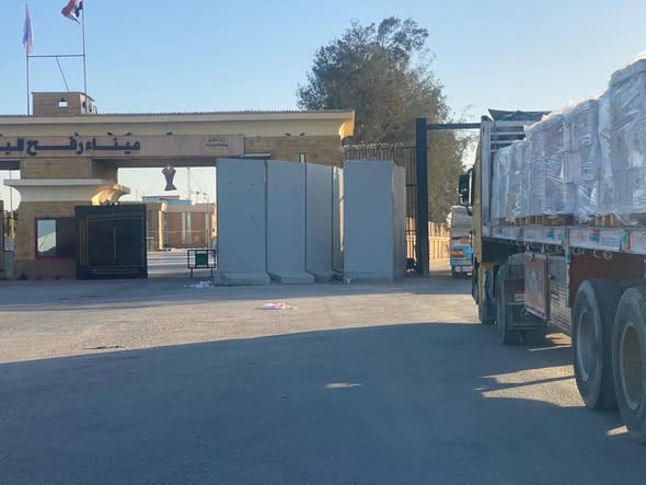 الهلال الأحمر المصري يطلق قافلة «زاد العزة» إلى غزة