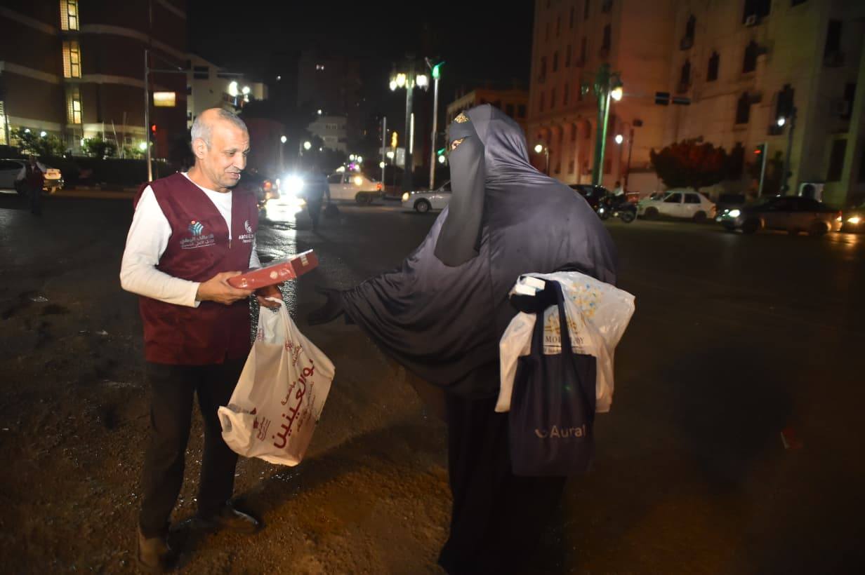 مؤسسة أبو العينين توزع كعك العيد