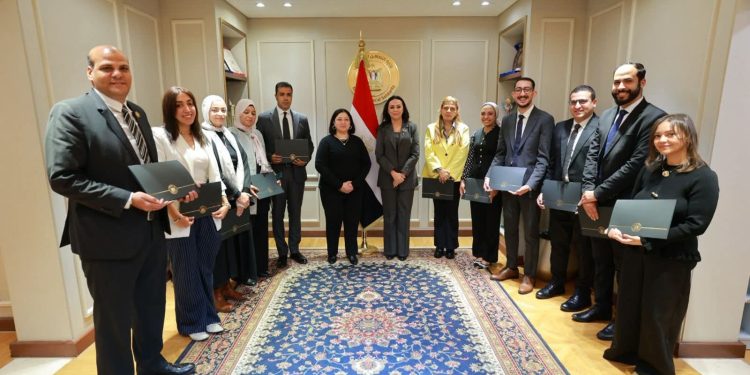 وزيرة التضامن تكرم فريق عمل الوزارة المشارك في فعاليات الدورة الـ39 لمعرض" Surajkund International Crafts Mela" 1 وزيرة التضامن تكرم فريق عمل الوزارة المشارك في فعاليات الدورة الـ39 لمعرض” Surajkund International Crafts Mela”