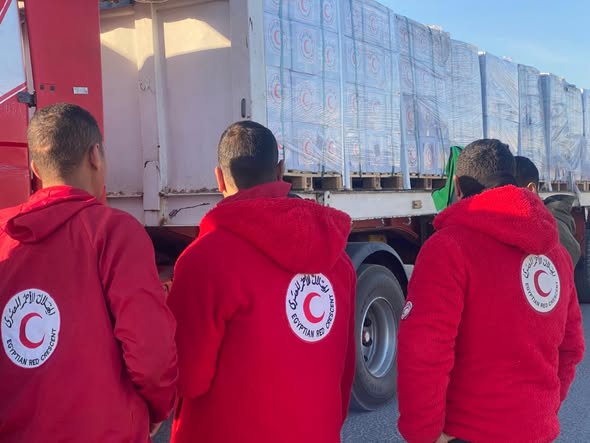 الهلال الأحمر المصري يطلق قافلة «زاد العزة» إلى غزة