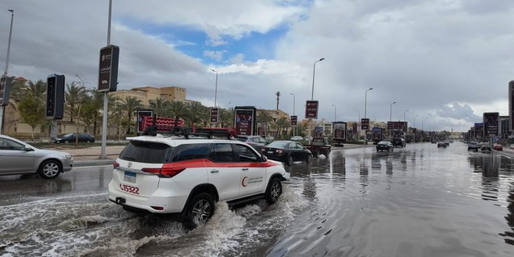 الهلال الأحمر المصري ينتشر بفرق الاستجابة أثناء الطوارئ والسيول لمواجهة آثار موجة الأمطار