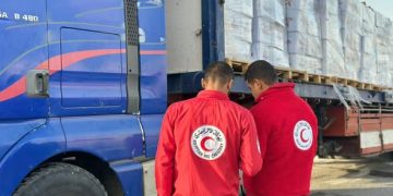 الهلال الأحمر المصري يعزز مد غزة بمواد غذائية شتوية وإغاثية عبر قافلة «زاد العزة» 159