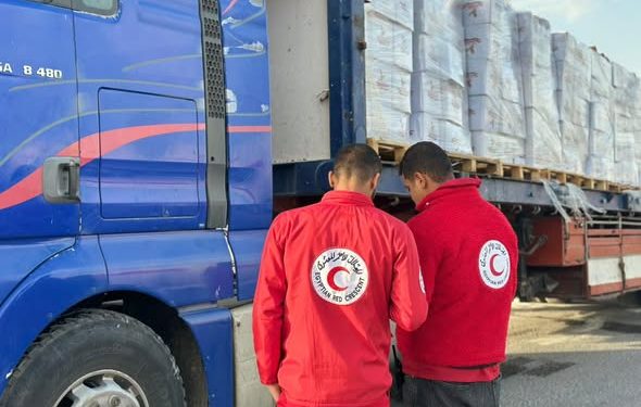 الهلال الأحمر المصري يعزز مد غزة بمواد غذائية شتوية وإغاثية عبر قافلة «زاد العزة» 159