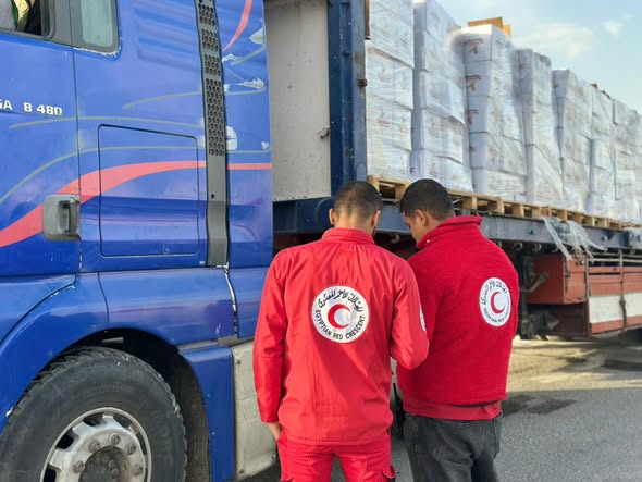 الهلال الأحمر المصري يعزز مد غزة بمواد غذائية شتوية وإغاثية عبر قافلة «زاد العزة» 159