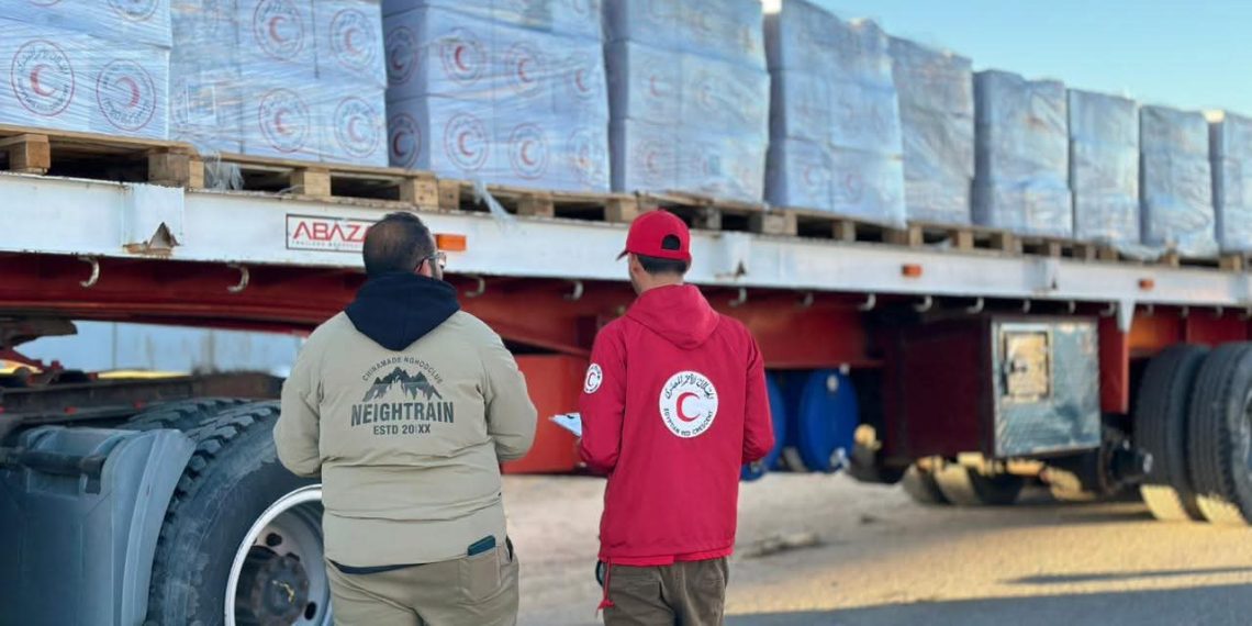 «زاد العزة» تتواصل.. الهلال الأحمر المصري يدفع بـ 2,820 طنًا من المساعدات الإنسانية لدعم الأشقاء الفلسطينيين