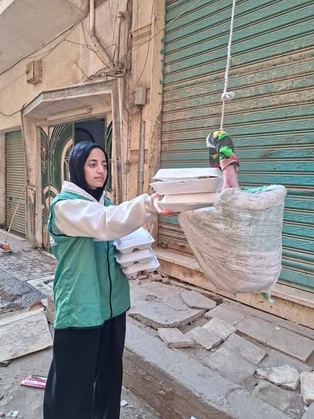 مؤسسة نبيل الكاتب الخيرية توزع 4000 وجبة و2000 كرتونة