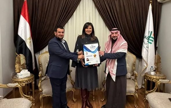 التحالف الوطني يستقبل وفد "الشبكة الإقليمية للمسؤولية الاجتماعية" لتكريم السفيرة نبيلة مكرم 1 تكريم السفيرة نبيلة مكرم بلقب سفير دولي في المسئولية المجتمعية