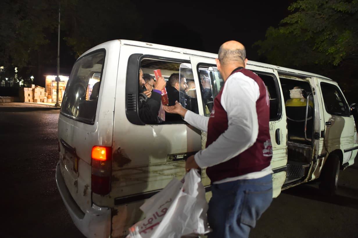 مؤسسة أبو العينين توزع كعك العيد