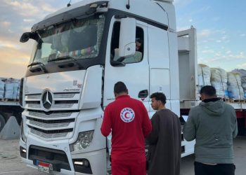 الهلال الأحمر المصري يدفع بأكثر من 2,865 طنًا من المساعدات الغذائية والإغاثية والشتوية عبر قافلة «زاد العزة» 150