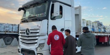 الهلال الأحمر المصري يدفع بأكثر من 2,865 طنًا من المساعدات الغذائية والإغاثية والشتوية عبر قافلة «زاد العزة» 150