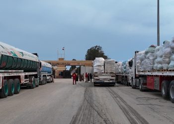 الهلال الأحمر المصري يُطلق قافلة «زاد العزة» 158 حاملة 2,400 طنًا مساعدات الإنسانية