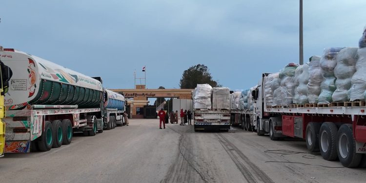 الهلال الأحمر المصري يُطلق قافلة «زاد العزة» 158 حاملة 2,400 طنًا مساعدات الإنسانية