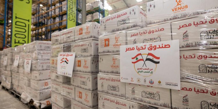 مصر تُرسل ما يصل إلى نحو ١٠٠٠ طن من المساعدات الإغاثية العاجلة إلى لبنان الشقيق 1 مصر تُرسل ما يصل إلى نحو ١٠٠٠ طن من المساعدات الإغاثية العاجلة إلى لبنان الشقيق