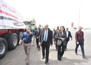 130 طنًا من المساعدات الإنسانية يتم نقلها عبر 22 شاحنة لدعم الأشقاء الفلسطينيين