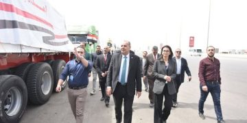 130 طنًا من المساعدات الإنسانية يتم نقلها عبر 22 شاحنة لدعم الأشقاء الفلسطينيين