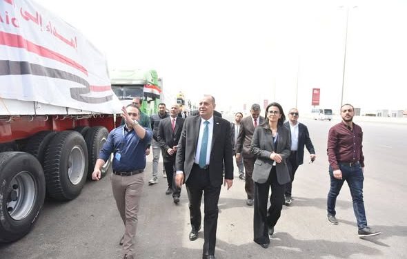 130 طنًا من المساعدات الإنسانية يتم نقلها عبر 22 شاحنة لدعم الأشقاء الفلسطينيين