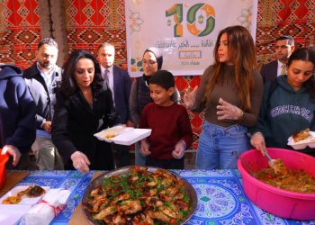 وزيرة التضامن تتفقد مطبخ إطعام “مبادرة مائدة” وتشارك شباب المتطوعين إعداد وجبات الإفطار 