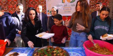 وزيرة التضامن تتفقد مطبخ إطعام “مبادرة مائدة” وتشارك شباب المتطوعين إعداد وجبات الإفطار 