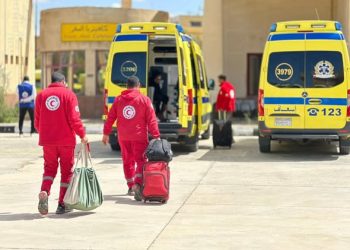 الهلال الأحمر المصري يدفع قافلة «زاد العزة» الـ 162 بحمولة أكثر من 2,500 طنًا من المساعدات الإنسانية