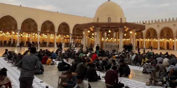 مؤسسة الجود عضو التحالف الوطني تُنظم مائدة الرحمن بمسجد عمرو بن العاص لاستقبال الصائمين خلال شهر رمضان 1 مؤسسة الجود عضو التحالف الوطني تُنظم مائدة الرحمن بمسجد عمرو بن العاص لاستقبال الصائمين خلال شهر رمضان