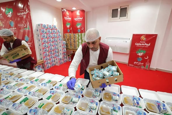 مؤسسة أبو العينين تواصل توزيع وجبات السحور على الأسر الأولى بالرعاية وعابري السبيل 5 يشلسسيلسش