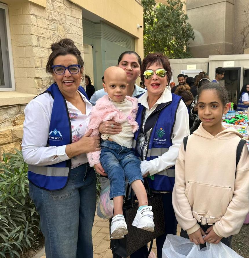 راعي مصر توزع ملابس العيد على الأطفال