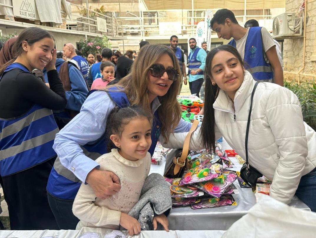 راعي مصر توزع ملابس العيد على الأطفال