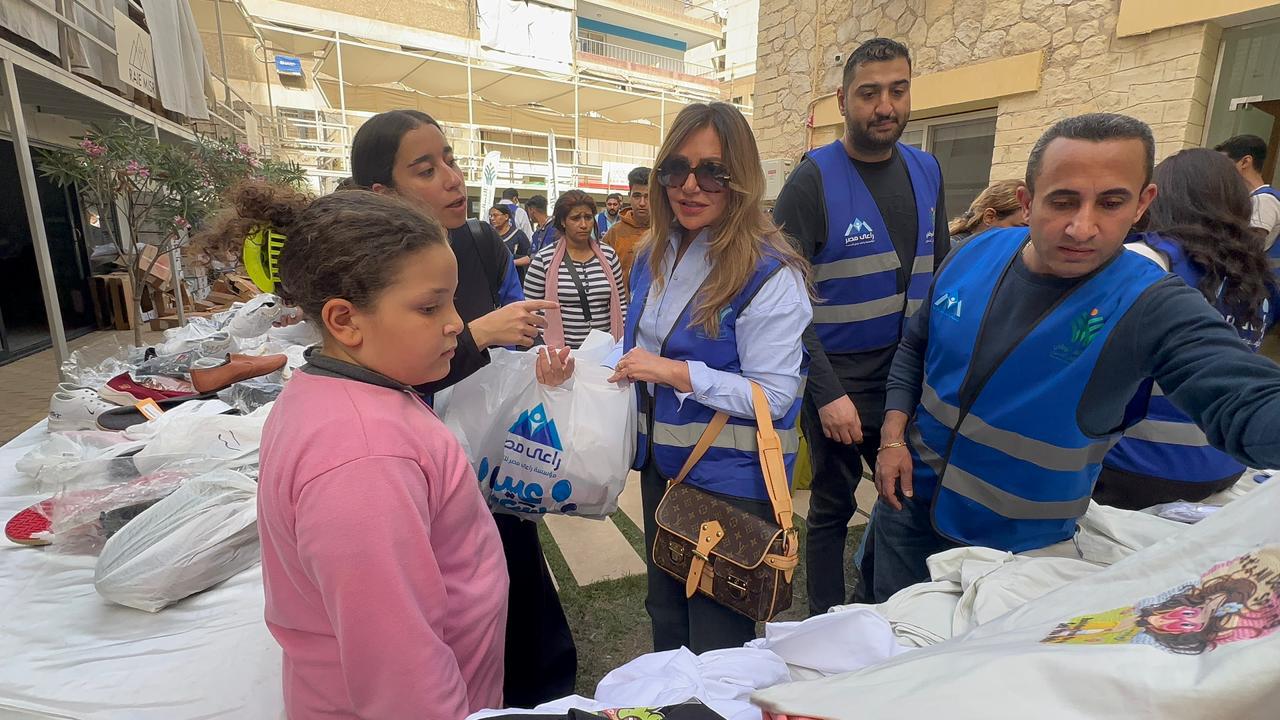 راعي مصر توزع ملابس العيد على الأطفال