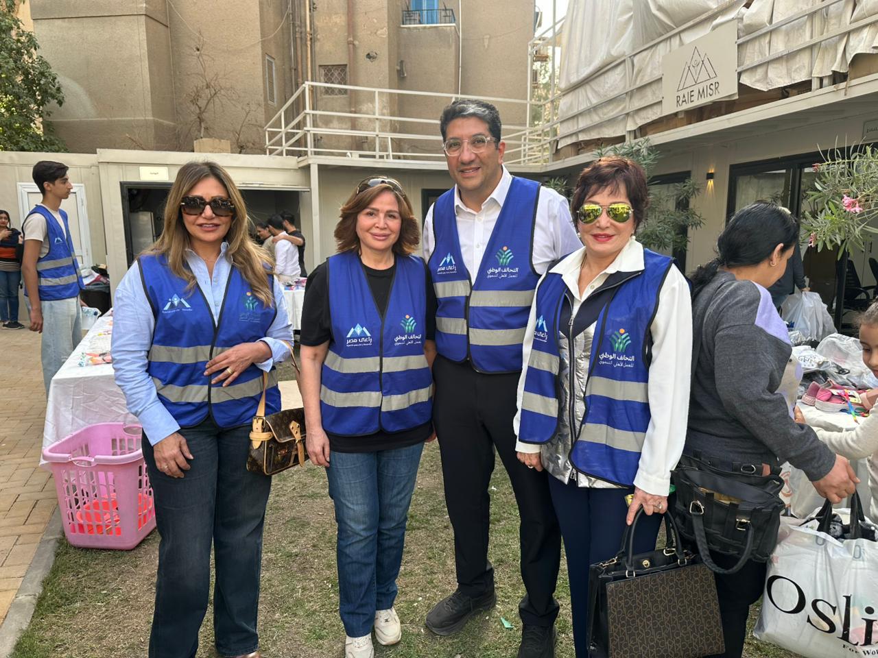 راعي مصر توزع ملابس العيد على الأطفال