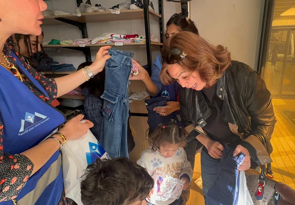 راعي مصر توزع ملابس العيد على الأطفال