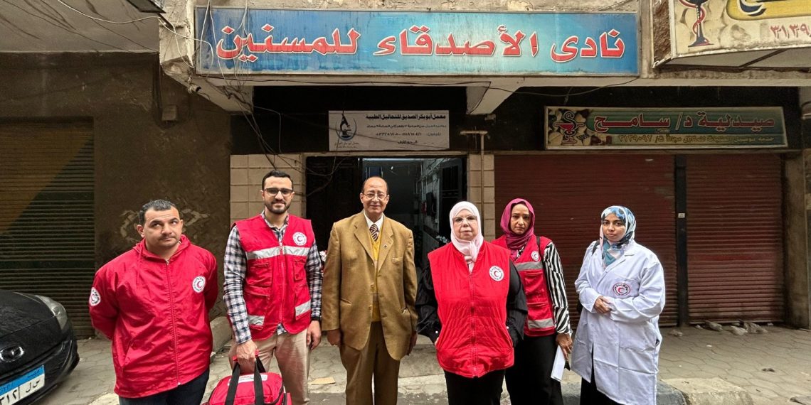 الهلال الأحمر وصندوق دعم المشروعات يقدمان خدمات طبية ويوفران احتياجات 3 دور مسنين بالجيزة
