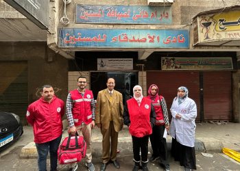 الهلال الأحمر وصندوق دعم المشروعات يقدمان خدمات طبية ويوفران احتياجات 3 دور مسنين بالجيزة