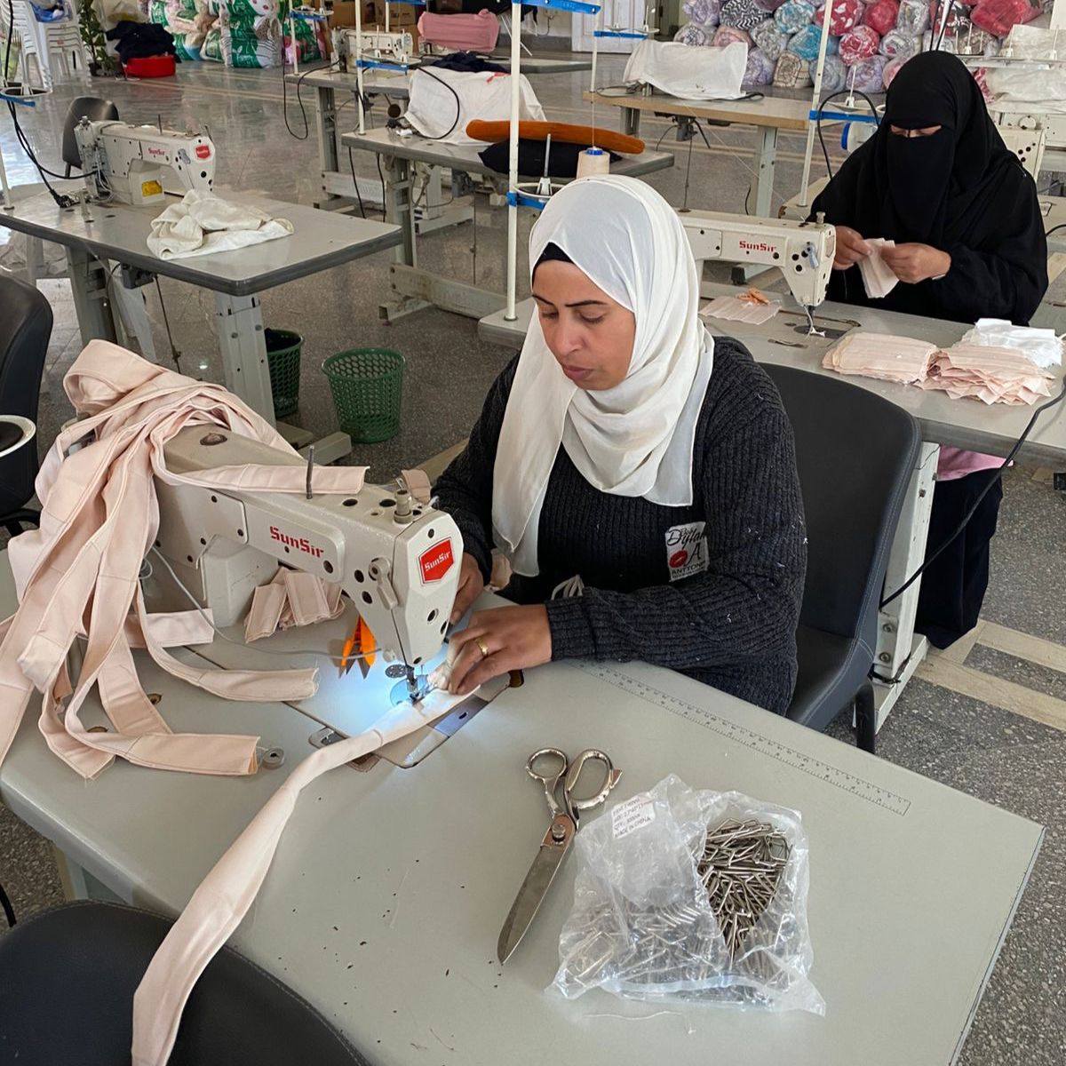 مؤسسة الصديقية تطلق مبادرة لإعادة تدوير الكمامات وتحويلها إلى شنط مدرسية