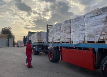 الهلال الأحمر المصري يدفع بـ 44 ألف سلة غذائية و177 ألف قطعة ملابس شتوية عبر قافلة «زاد العزة» الـ 172 2 الهلال الأحمر المصري يدفع بـ 44 ألف سلة غذائية و177 ألف قطعة ملابس شتوية عبر قافلة «زاد العزة» الـ 172