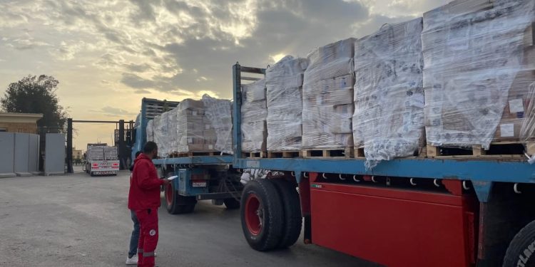 الهلال الأحمر المصري يدفع بـ 44 ألف سلة غذائية و177 ألف قطعة ملابس شتوية عبر قافلة «زاد العزة» الـ 172