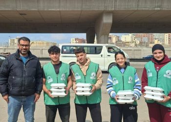 مؤسسة نبيل الكاتب الخيرية توزع 2500 وجبة غذائية